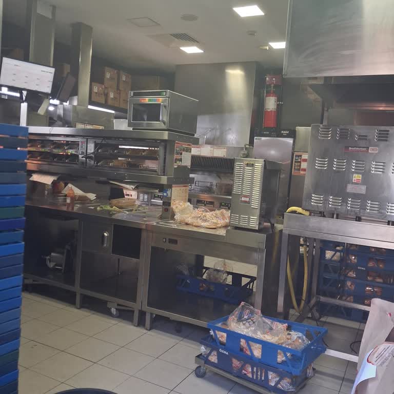 Saloon Burger Çalışanlarının Ter İçinde Kalması Hijyen Sorunu Yaşatır