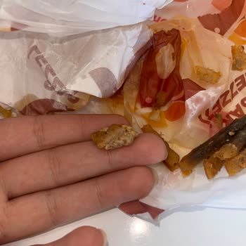 Hijyenik Olmayan Tavuk Dürüm Ve Siyah Patatesler Nedeniyle Mide Bulantısı Yaşadım