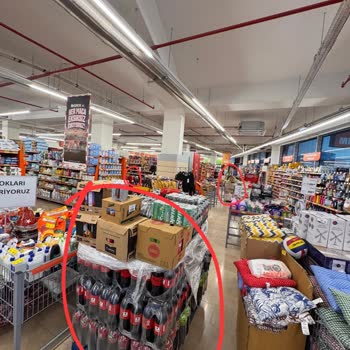Mağaza Depo Gibi Kullanılıyor Ve Paletler Koridorları Kapıyor