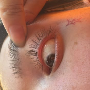 Kirpik Uzatma Uygulaması Bir Hafta İçinde Dökülüyor, Tekrar Doldurma Teklifi Reddedildi