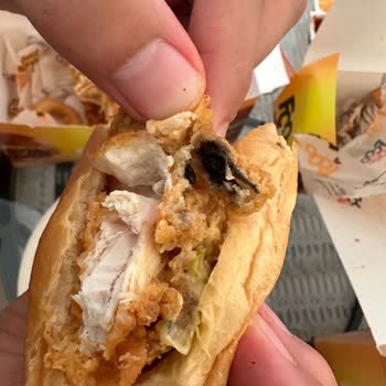 Cajun Köşesi Hamburgerinde Bulunan Yabancı Cisim Hijyen Ve Sağlık Şikayeti