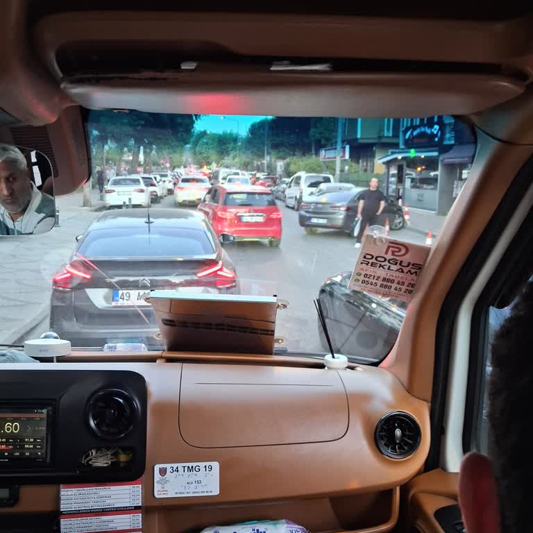 Büyükçekmece Sahil Yolunda Çöp Toplama Araçları Trafiği Felç Ettirdi