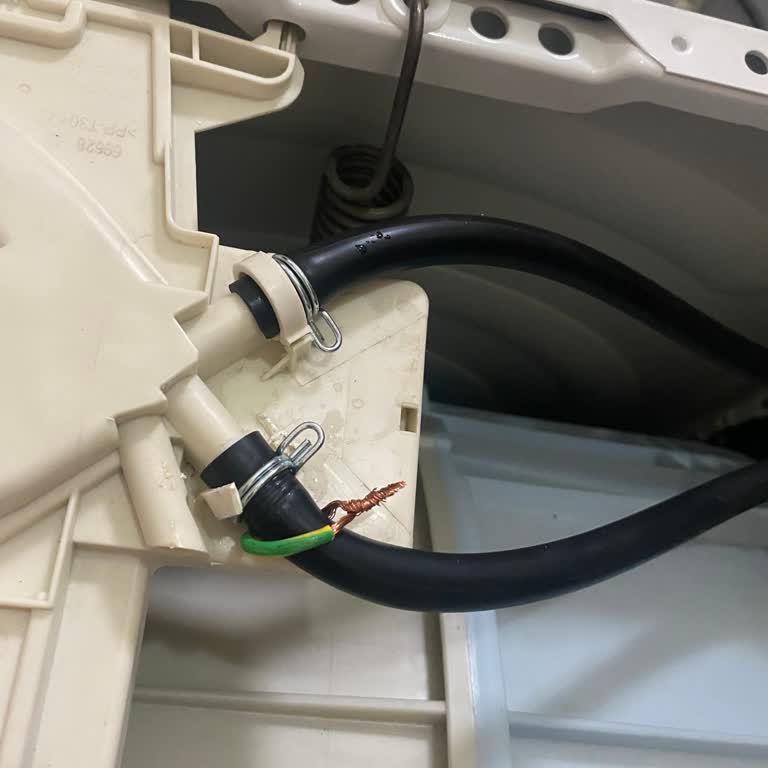 Bosch WAT24480TR Çamaşır Makinesinde Üretim Hatası Nedeniyle Su Sızıntısı