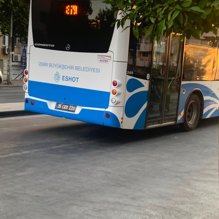 Poligon Metro Durağında Şoförün Sert Ve Tehlikeli Sürüşü Yolcuları Korkuttu