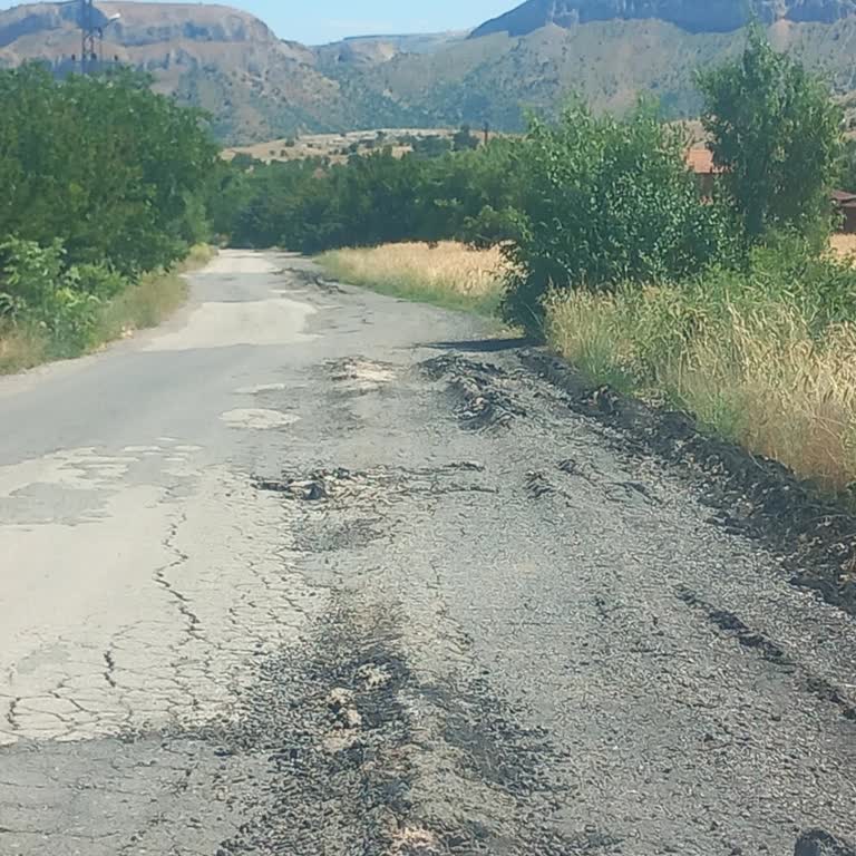 Baharlı Mahallesinde Bozuk Yol Ve Çukurlar Araç Ve Yol Güvenliğini Tehlikeye Atıyor