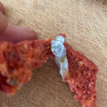 Şok Market Müslümoğlu Sucuğunda Metal Parça Bulunması