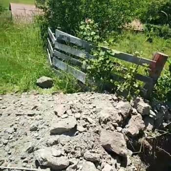 Kapı Önündeki Elektrik Direği Ve YEDAŞ Personelinin Saygısız Tutumu