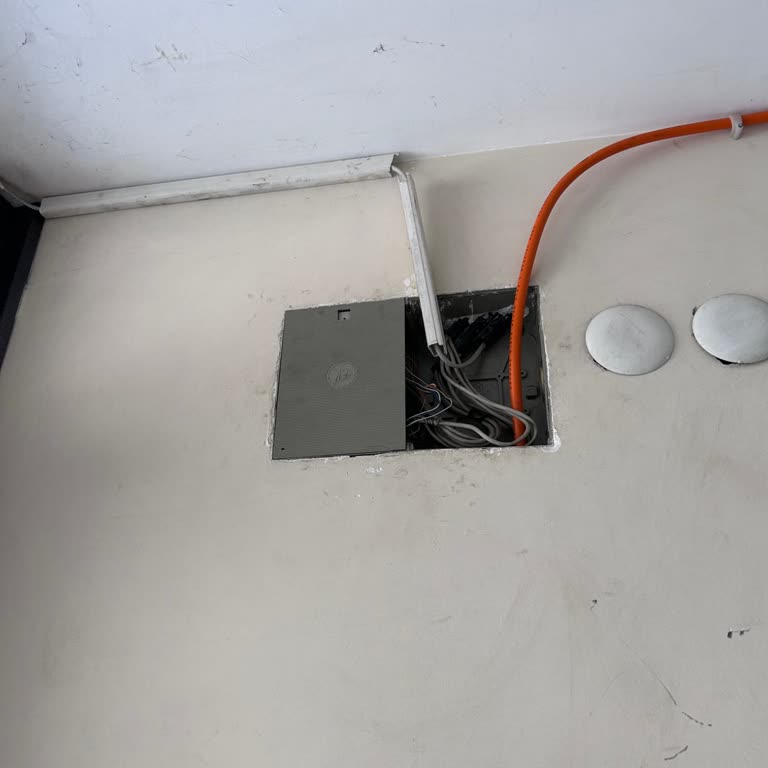 Türk Telekom Fiber Kutusunun Kapak Eksikliği Ve Görsel Kirliliği