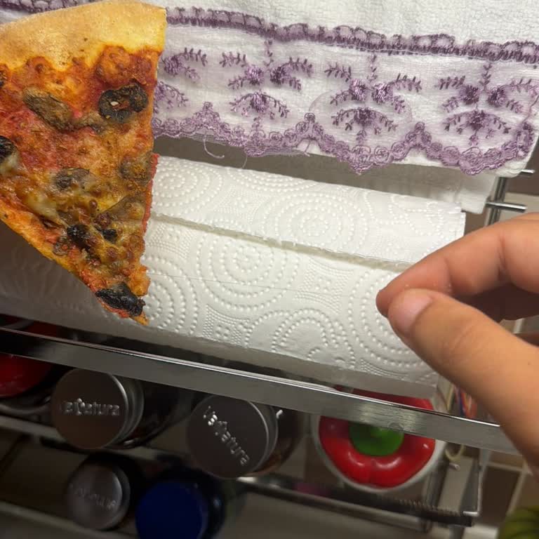 Domino's Pizza'da Hamur İçinde Saç Ve Çözüm Üretmeyen Çalışan Tutumu
