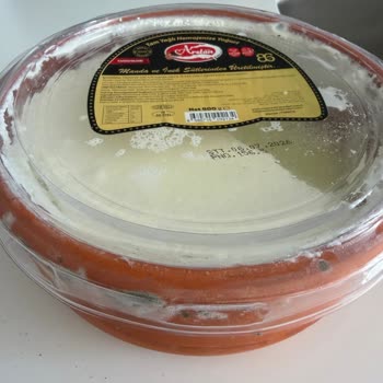 Son Kullanma Tarihi Geçmemiş Süt Ürününün Kapında Küflenme