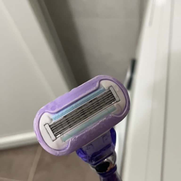 Aşırı Kuru Yumuşatıcı Bar Nedeniyle Cilt Kesiklerine Yol Açan Gillette Venüs Tıraş Bıçağı