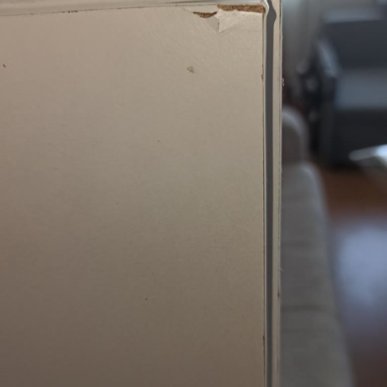 TV Ünitesinin Üst Parçası Kırık Ve Boyası Çıplak, Ücretsiz Ve Hızlı Değişim Talebi