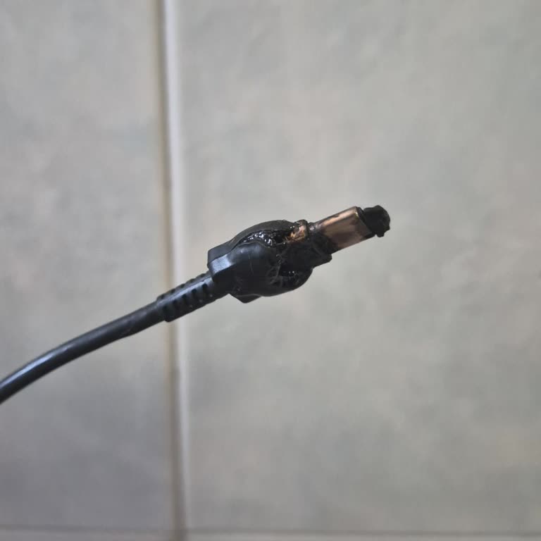 Orijinal Samsung Şarj Kablosunun Yanması Ve Erimesi Evde Güvenlik Tehlikesi