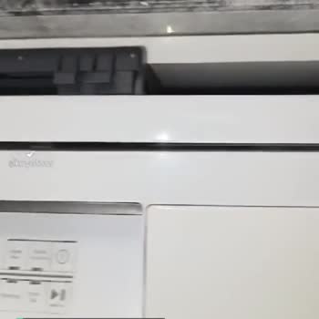 Beko Bulaşık Makinesinin Ön Kapağının Alt Sol Kısmında Paslanma