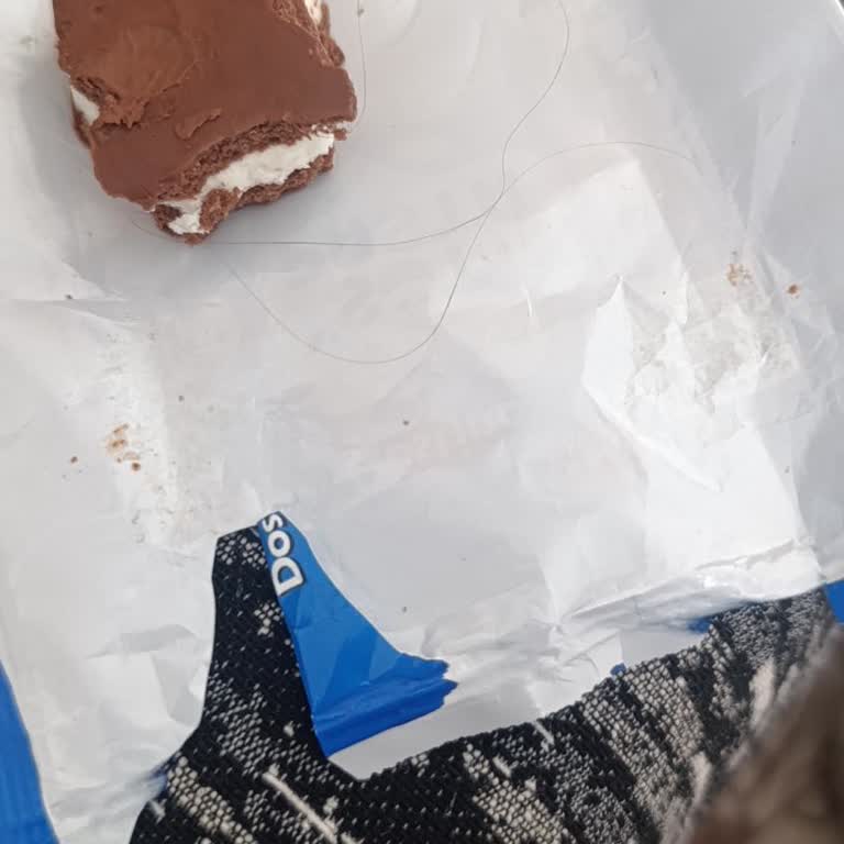 BİM Dostino Süt Pastasında Kıl Tespiti Hijyen İhlali