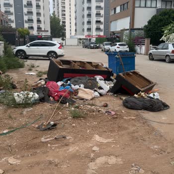 Gürselpaşa Mahallesi 75135 Sokak'ta Çöp Toplanmaması Koku Ve Hijyen Sorunlarına Neden Oluyor