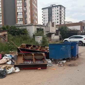 Gürselpaşa Mahallesi 75135 Sokak'ta Çöp Toplanmaması Koku Ve Hijyen Sorunlarına Neden Oluyor