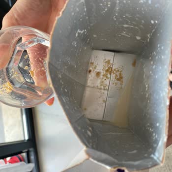 Son Kullanma Tarihi Geçmemiş Birşah Yağlı Sütte Kahverengi Tortular