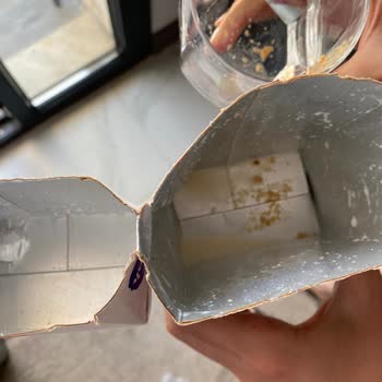 Son Kullanma Tarihi Geçmemiş Birşah Yağlı Sütte Kahverengi Tortular