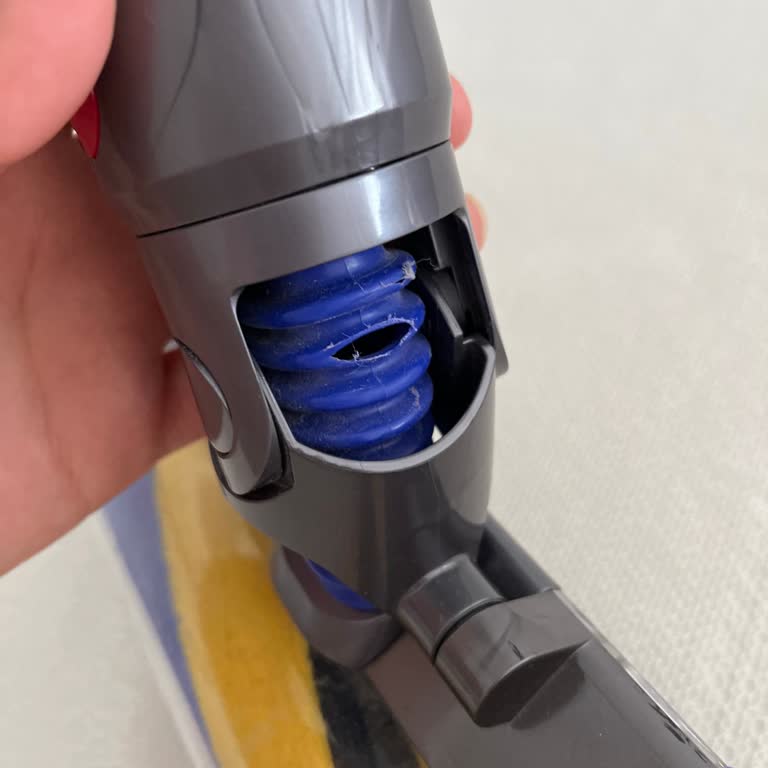 Dyson V15 Lazer Başlığının Hortumu Kısa Sürede Yırtıldı, Garanti Değişimi Reddedildi