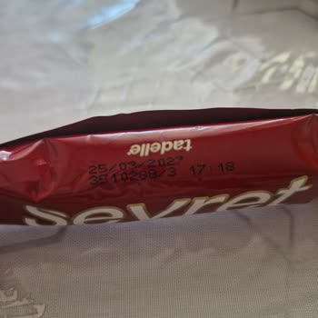 Mavi Plastik Parça Çıkan Çikolatada Sağlık Riski Ve Cevapsız İletişim