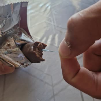 Mavi Plastik Parça Çıkan Çikolatada Sağlık Riski Ve Cevapsız İletişim