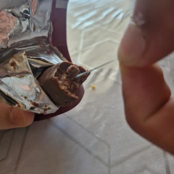 Mavi Plastik Parça Çıkan Çikolatada Sağlık Riski Ve Cevapsız İletişim