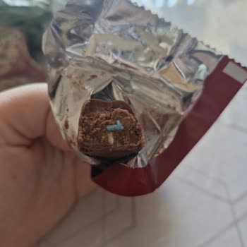 Mavi Plastik Parça Çıkan Çikolatada Sağlık Riski Ve Cevapsız İletişim