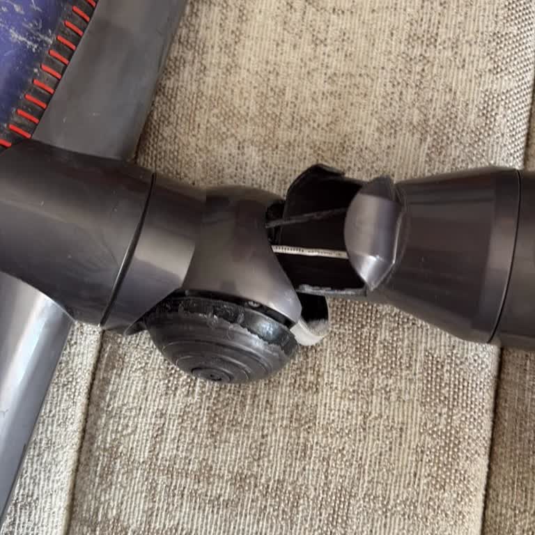 Dyson V8 Süpürge Başlık Parçası Kırıldı, Aşırı Ücret Ve Ücretsiz Değişim Talebi