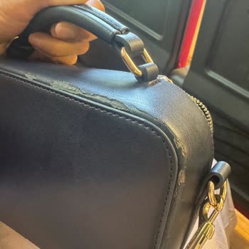 Mi Bolso de Cuero Tommy Hilfiger Se Desgasta Rápidamente en la Parte Trasera