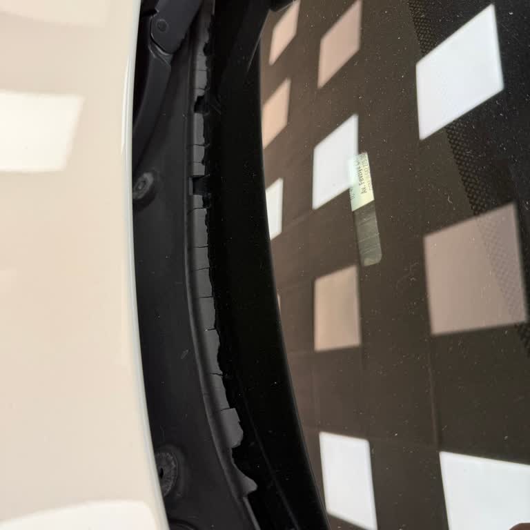 BMW 520i Araç Ön Cam İzgarası Değişimi İçin Uzun Süreli Geri Dönüş Yok