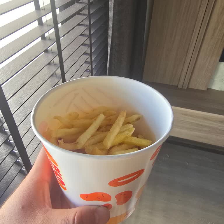 Üsküdar Burger King Şubesinde Kova Patatesin Yarım Dolu Gönderilmesi
