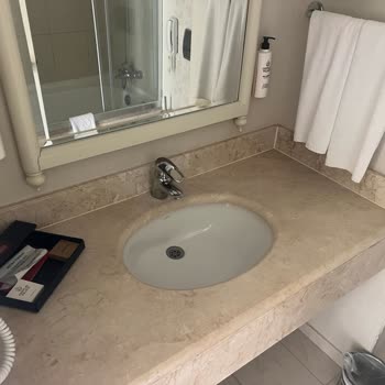 Balkon Korkuluk Eksikliği Ve Yetersiz Yatak Düzeni Nedeniyle Oda Değişikliği Talebi