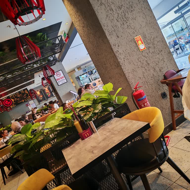 Klimasız Tavuk Dünyası Şubesinde Sıcak Ve Konforsuz Yemek Deneyimi