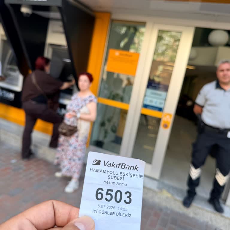 Boş Şubede Personel İlgisizliğiyle 1,5 Saat Bekletildik Ve Çocuğumuz Mağdur