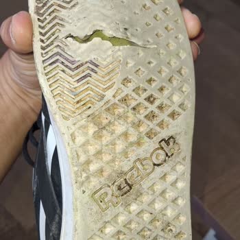 Reebok Ayakkabısının Tabanı Kısa Sürede Yarıldı, Değişim Ve İade Talebi Reddedildi