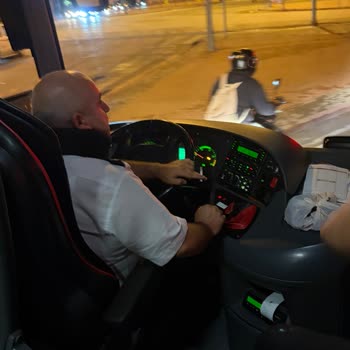 Şoförün Sigara İçmesi, Telefon Kullanması Ve Şarkı Söylemesi Yolculuğu Kabusa Dönüştürdü