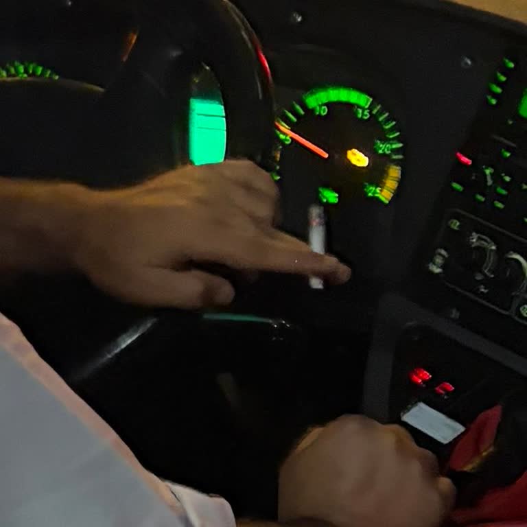 Şoförün Sigara İçmesi, Telefon Kullanması Ve Şarkı Söylemesi Yolculuğu Kabusa Dönüştürdü