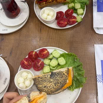 Özsüt Şubesinde Uzun Bekleme Ve Soğuk Sandviçler Nedeniyle Müşteri Hayal Kırıklığı