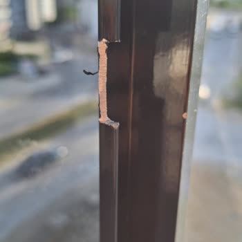 NV Yapı Gösterilen Örnekle Hem Malzeme Hem İşçilik Olarak Belirgin Şekilde Farklı Ve Kalitesiz Oldu
