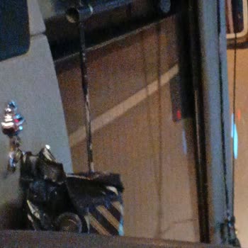 Kırık Cam, Çalışmayan Servis Ve İkram Yokluğu Nedeniyle Konforsuz Yolculuk