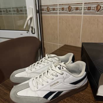 Reebok Süet Ayakkabısının Dört Kullanımdan Sonra Yırtılması Ve Değişim İsteği