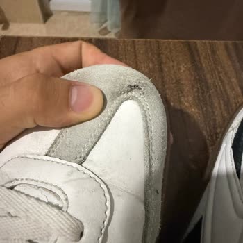 Reebok Süet Ayakkabısının Dört Kullanımdan Sonra Yırtılması Ve Değişim İsteği