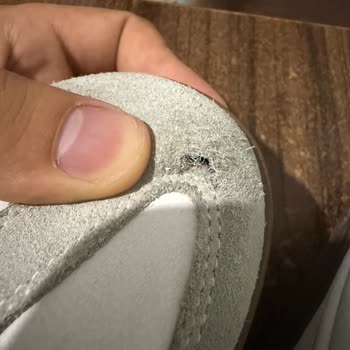 Reebok Süet Ayakkabısının Dört Kullanımdan Sonra Yırtılması Ve Değişim İsteği