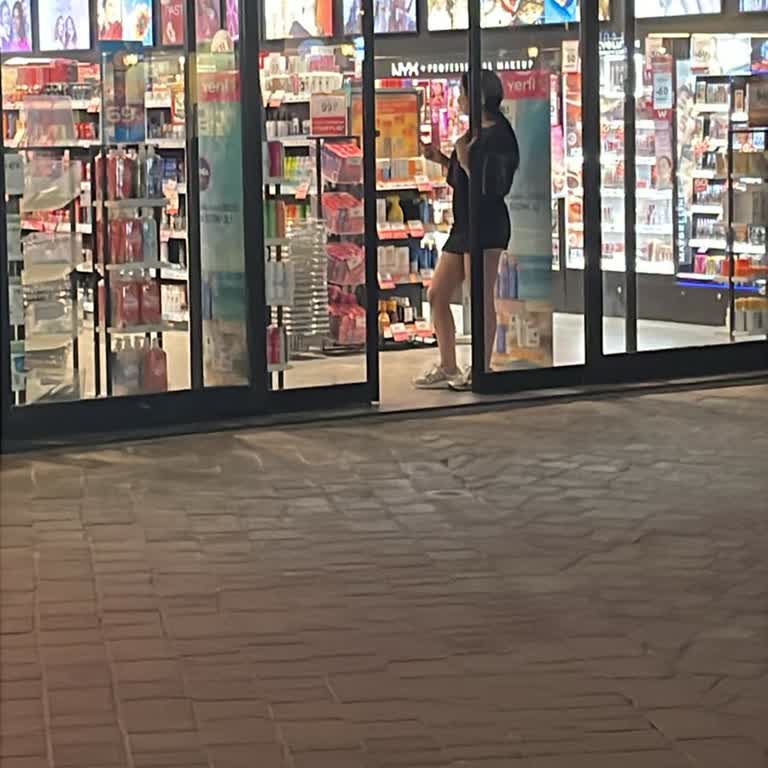 Watsons Mağazası Kapanış Saatinden Önce Müşteriyi İçeri Almadığı İçin Şikayet