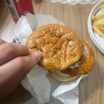 Şişli Burger King Şubesinde Bozuk Sebzeler Ve Bayat Ekmek, Gıda Güvenliği Endişesi