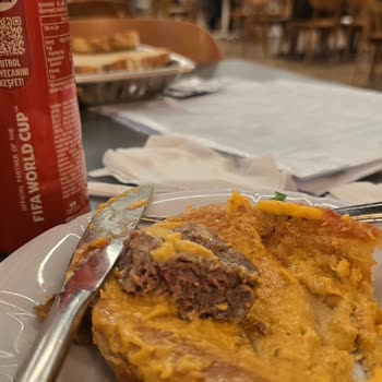 Kuşadası AVM Köfteci Yusuf Şubesinde Hijyen İhlali Ve Çiğ Gıda Servisi