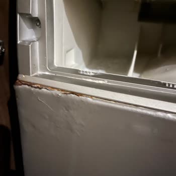 Çamaşır Makinesi Paslanması Ve Buzdolabı Kapak Deformasyonu Şikayeti
