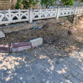 Tamir Edilmeyen Su Kaçağı Ve Eksik Kaldırım Yaya Güvenliğini Tehdit Ediyor
