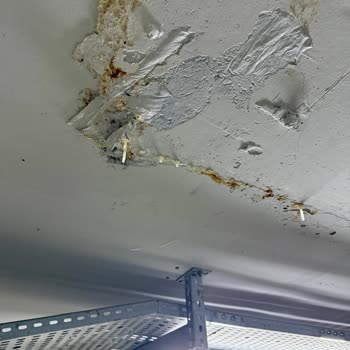 Havuz Sızıntısı Otoparkta Araç Hasarı Oluşturdu, Site Yönetimi Sorumluluğu Reddetti